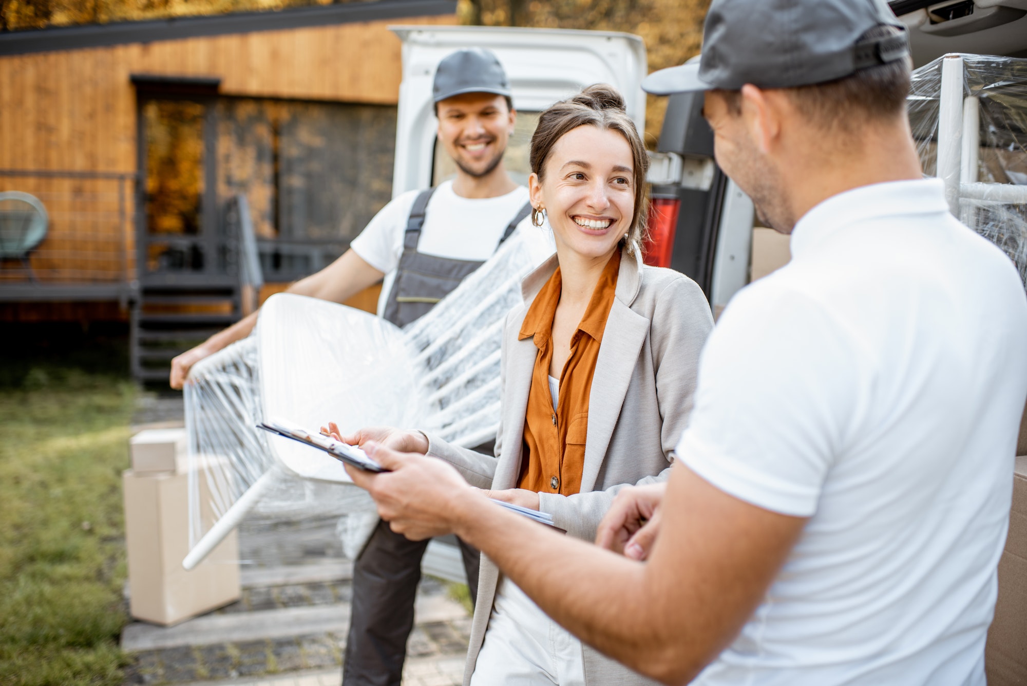 movers-delivering-goods-during-a-relocation-2.jpg movers-delivering-goods-during-a-relocation-2.jpg